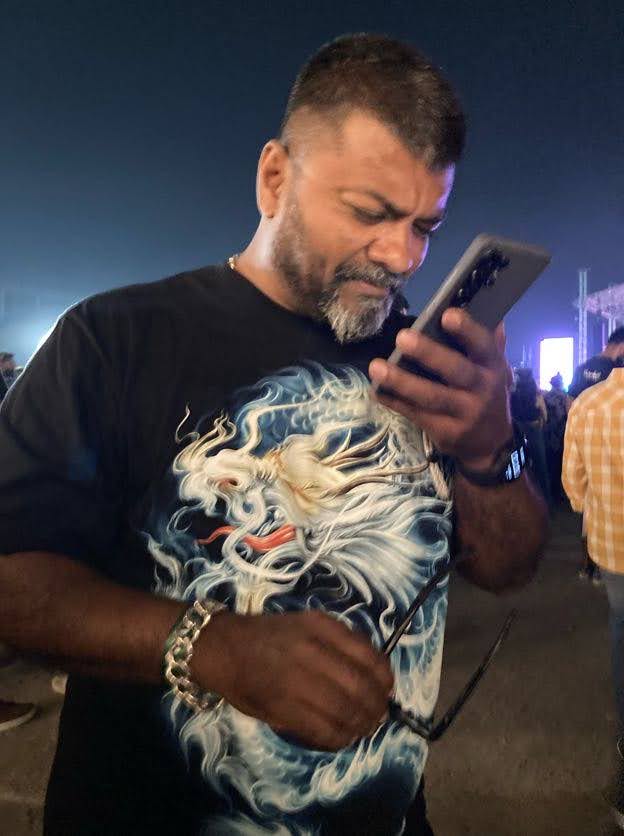 Ronald demonstrating how to look at the phone without reading glasses